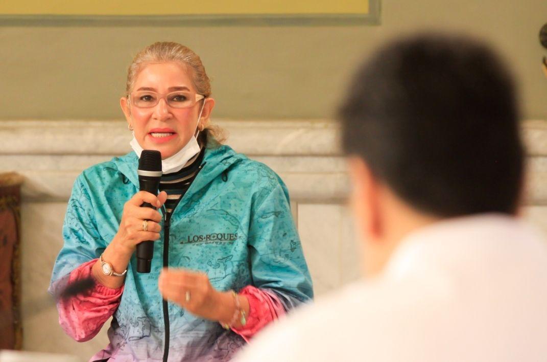 A organizarnos mujeres.

Junto a nuestro núcleo familiar vamos mañana domingo #6D a ejercer nuestro derecho al voto. 

 ¡No te quedes en casa! ¡VOTA!