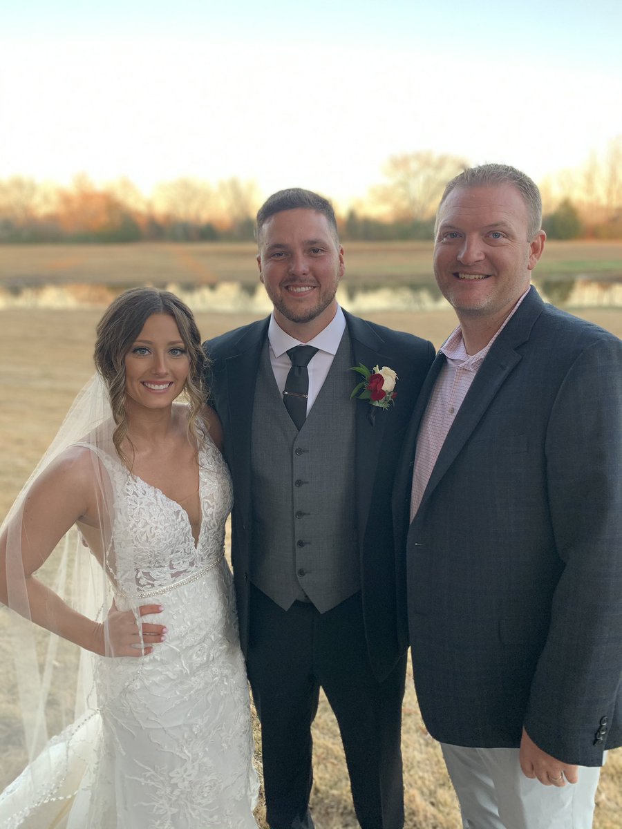 UMoTownBaseball's tweet photo. Congrats to Alex Pondick and his beautiful bride @havenalbright on their special day! Beautiful ceremony and a great time. It’s always amazing catching up with the fellas! Wish you both the best as you start your lives together! https://t.co/5AIb80inIt