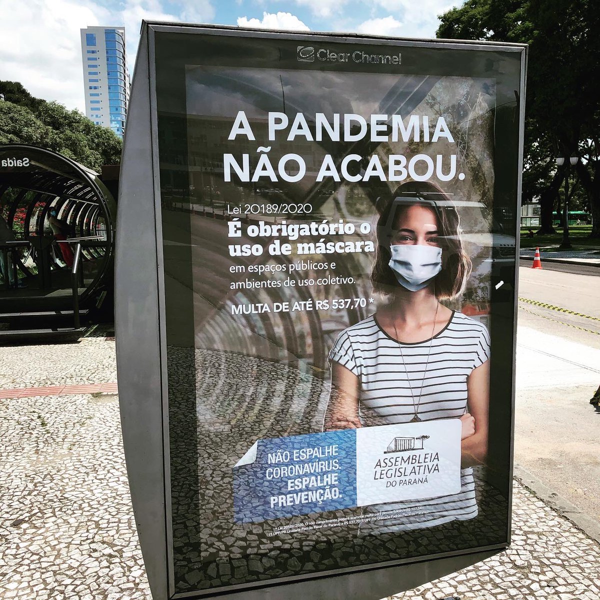 AgenciaIMAM's tweet photo. Nesta semana, colocamos nas ruas a campanha “A pandemia não acabou.”, criada para a ALEP. O objetivo é conscientizar a população sobre os riscos de relaxar nos cuidados de prevenção contra a Covid-19
Então, não esqueça: se cuide, use máscara e evite aglomerações. #Covid_19 https://t.co/hynkzb4kkO