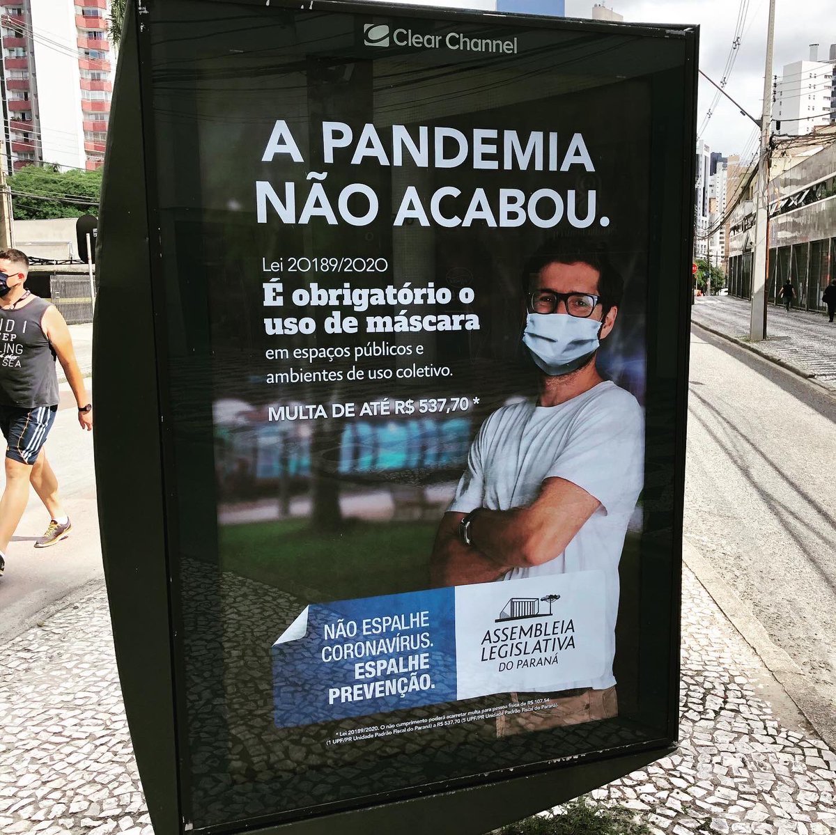 AgenciaIMAM's tweet photo. Nesta semana, colocamos nas ruas a campanha “A pandemia não acabou.”, criada para a ALEP. O objetivo é conscientizar a população sobre os riscos de relaxar nos cuidados de prevenção contra a Covid-19
Então, não esqueça: se cuide, use máscara e evite aglomerações. #Covid_19 https://t.co/hynkzb4kkO