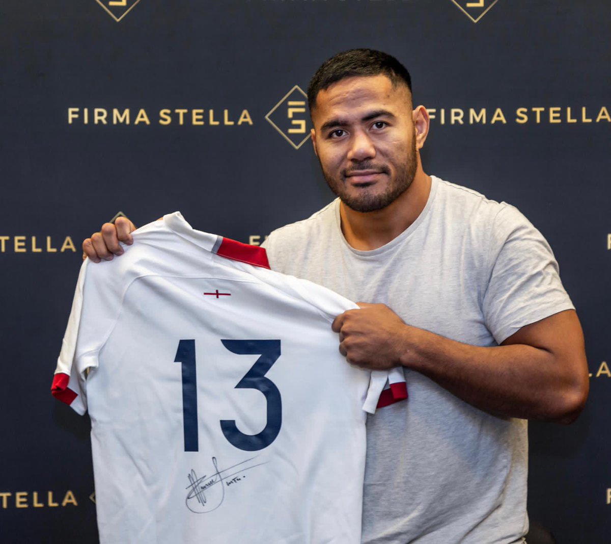 CHRISTMAS COMPETITION 🌲✍️

l’ve teamed up with my official memorabilia partners @firmastella to give one rugby fan the chance to win this signed England rugby shirt by me 🏉

To enter, tag 3 mates, like this post &amp; follow @firmastella The Winner will be announced 10th December