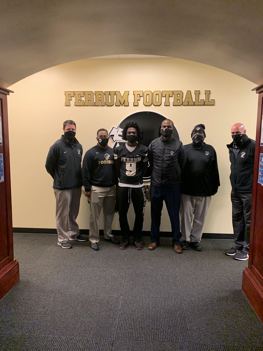 LoMarcus9's tweet photo. Blessed to say I have received an offer/roster spot from Ferrum College. #BAM @WoodlandWolver1 @WoodlandHighSC @_CoachEllis @_CoachMcCray @FerrumFootball https://t.co/rCo0iDDmHz
