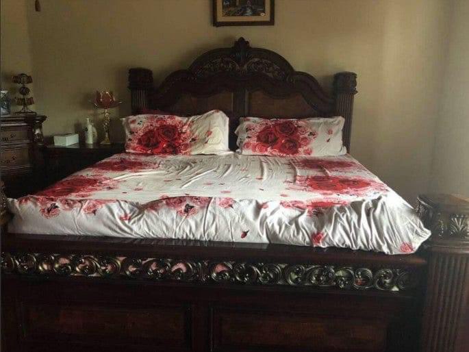Si amplieu la imatge veureu que els llençols i coixineres estan decorades amb flors. Però collons! Al entrar a l'habitació sembla un doble homicidi. Premi pel equip de disseny🤦‍♂️