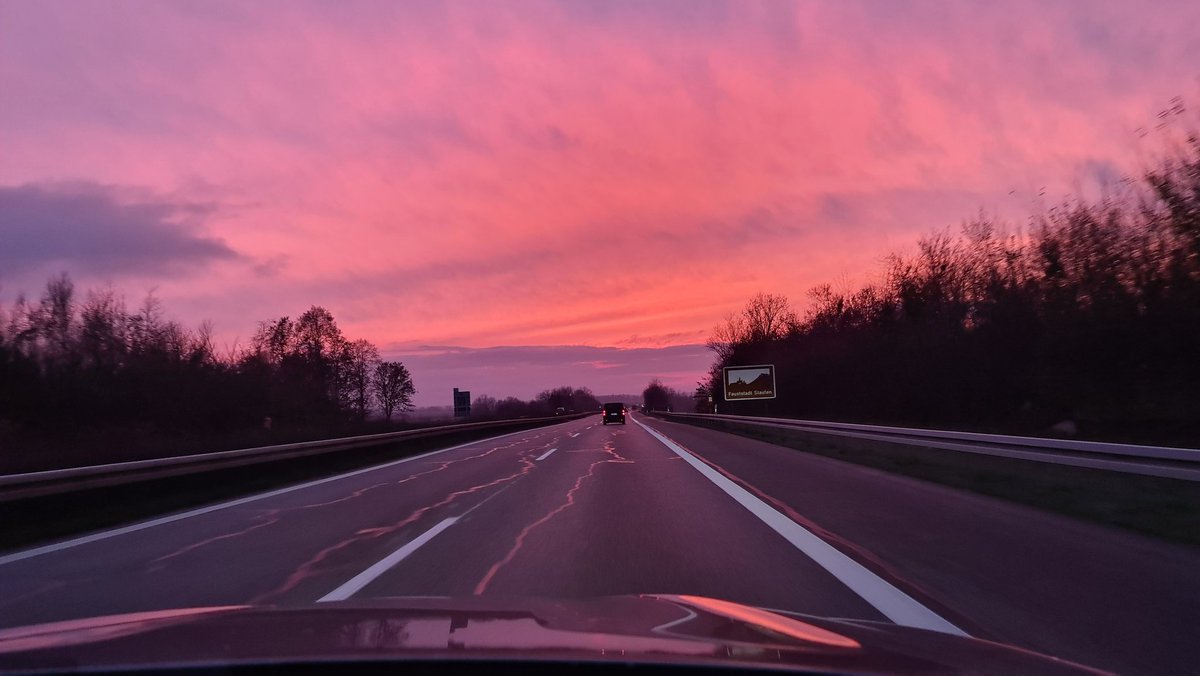 cruciana_'s tweet photo. Hoy recorrimos buena parte de la Selva Negra 🇩🇪 y vimos paisajes nevados, pueblitos desiertos, ciudades repletas de gente comprando en vísperas de Navidad y hasta un atardecer al estilo Hopper. Nada mal! https://t.co/sjbqeGFJmL