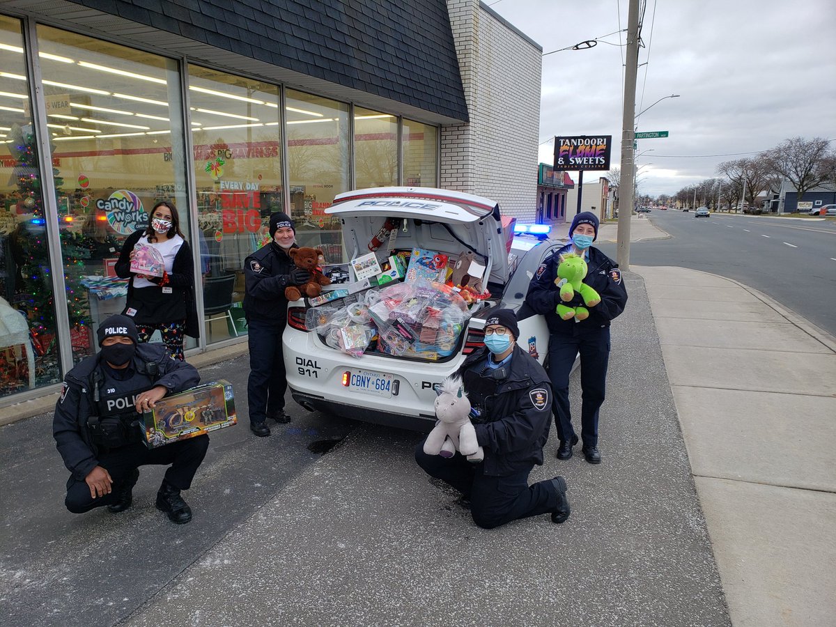 drouillarda's tweet photo. Two charity events - One huge success for local charities!! Thanks everyone for supporting @WindsorPolice events including @neilmc7297 at Red Apple Fill a Sleigh event collecting goods and toys in support of @WindsorEssexCAS #TogetherWeCare
#YQGenerosity https://t.co/PgAtVeYKMu