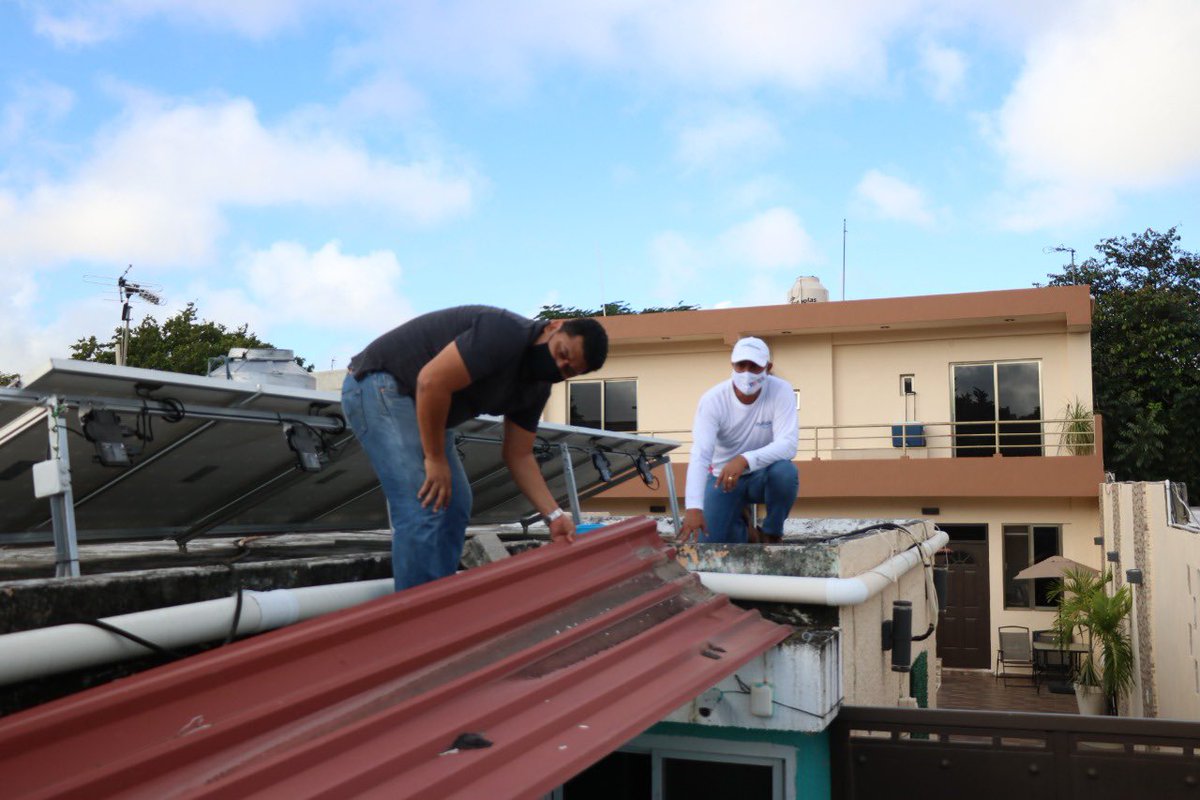 Hoy tuvimos la oportunidad de ayudar con las labores de impermeabilización del techo de la #FundaciónEmanueldeMérida, gracias a los #VoluntariosDe10 que nos acompañaron a realizar esta labor a favor de quien más lo necesita #YoHagoUnaMéridaDe10 @RenanBarrera