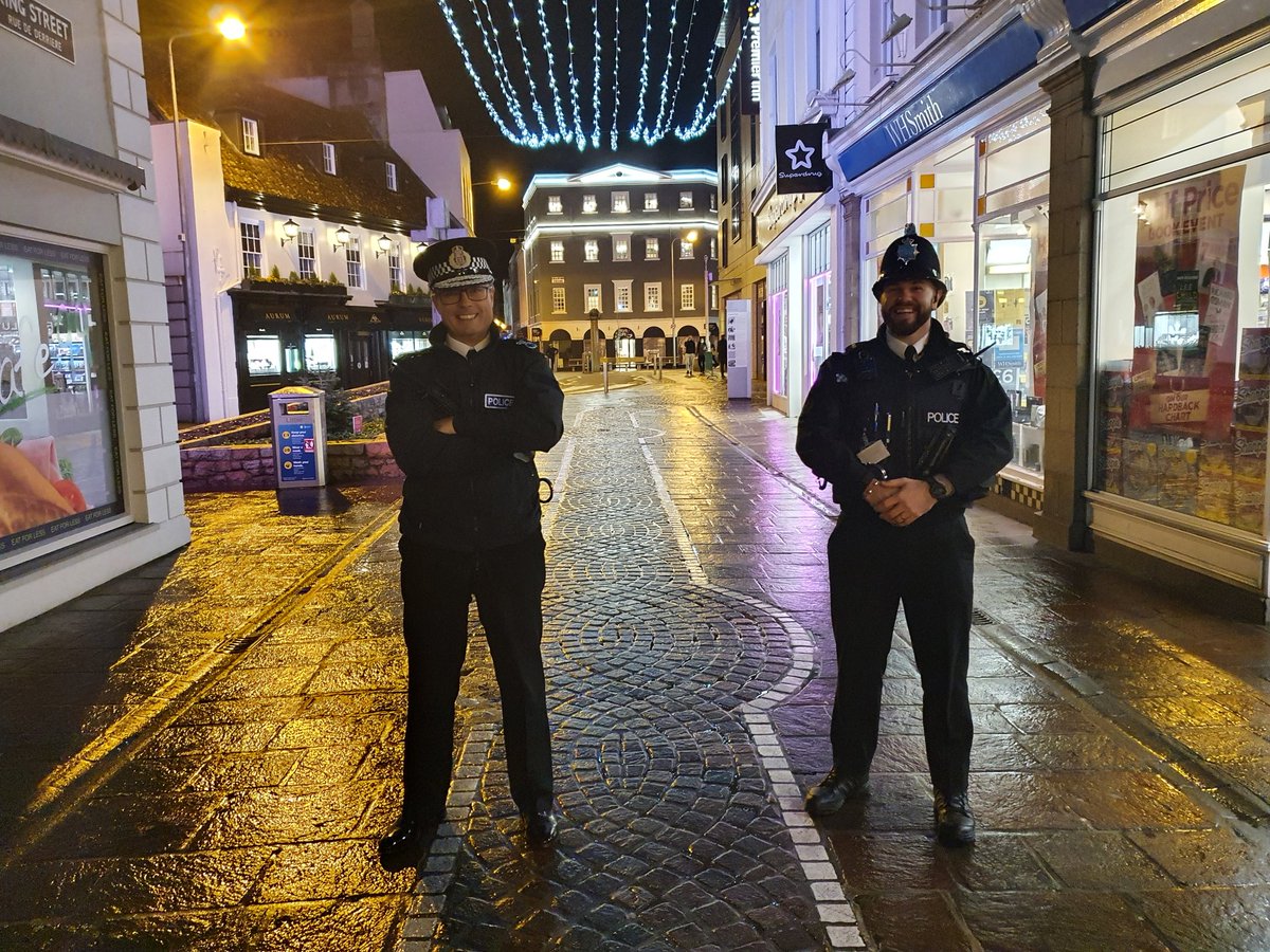 Out and about tonight with PC Penberthy one of our newest recruits. Reassuringly good compliance as we all adjust to new C-19 regs. Reports shops have really worked hard to ensure 2m distancing for islanders doing Xmas shopping. @JerseyPolice