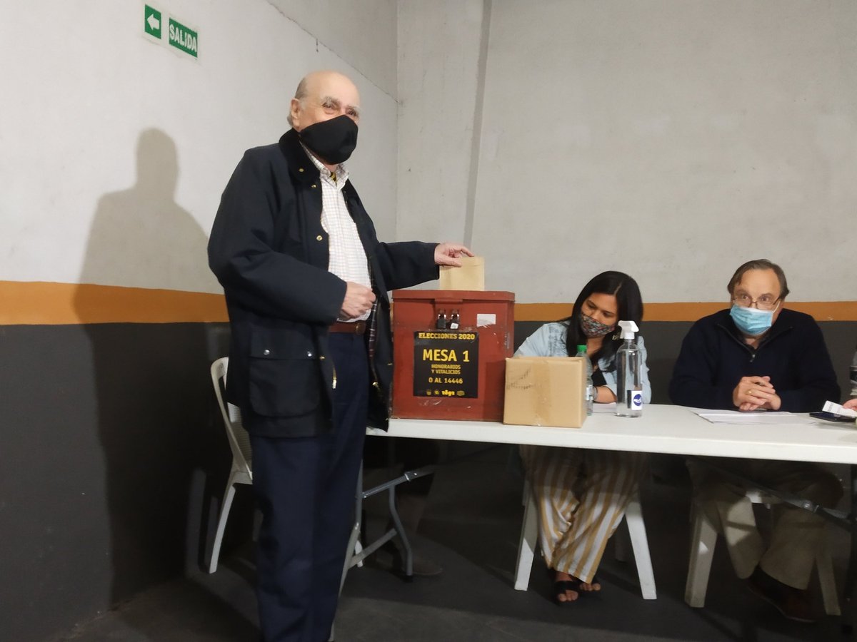 RafaaCastillo14's tweet photo. #AHORA Votó el expresidente de la República y honorario de @OficialCAP Julio María Sanguinetti. Lo hizo en Mesa 1 por calle Magallanes y luego acompañó a su señora Marta Canessa para su voto en Mesa 6 en calle Minas. https://t.co/C0BnKrmM4Z