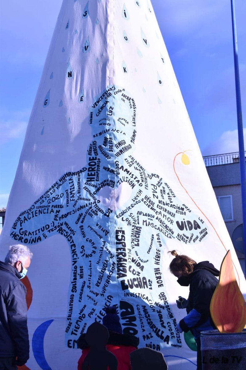 Un año más queda inaugurado NUESTRO árbol, quizás no sea el más bonito, pero es el que más mensaje lleva. Cada imagen es un pequeño pero sentido homenaje.
Cómo habéis podido ver, nos ha acompañado la TV. Las imágenes se emitirán el día 9 en el programa de la 8 de CyL de 16h a 18h