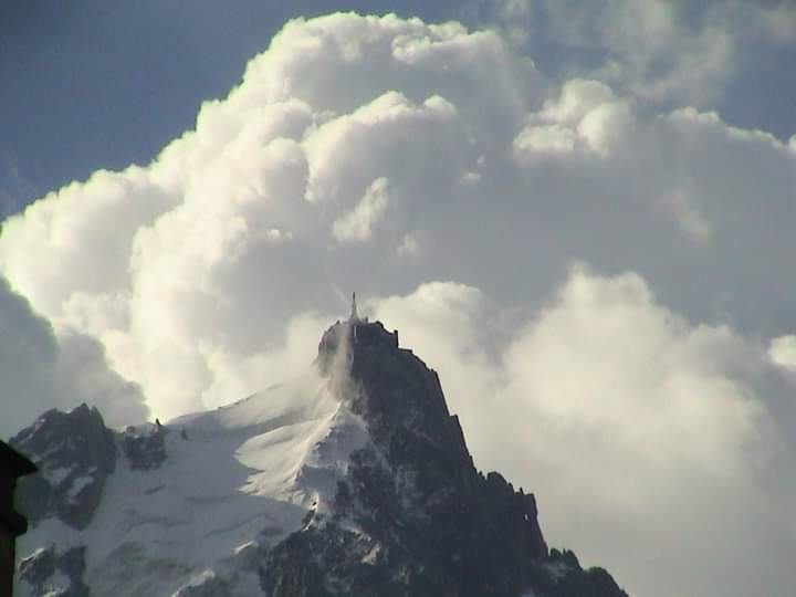 _dondelaH's tweet photo. Cuando alguien se equivoque .... deberíamos abrir más los brazos que la boca,  porque a este mundo, le sobran opiniones y le faltan abrazos.

Aiguille du Midi
#LaAgujaDelMediodía https://t.co/ANOmk56umI