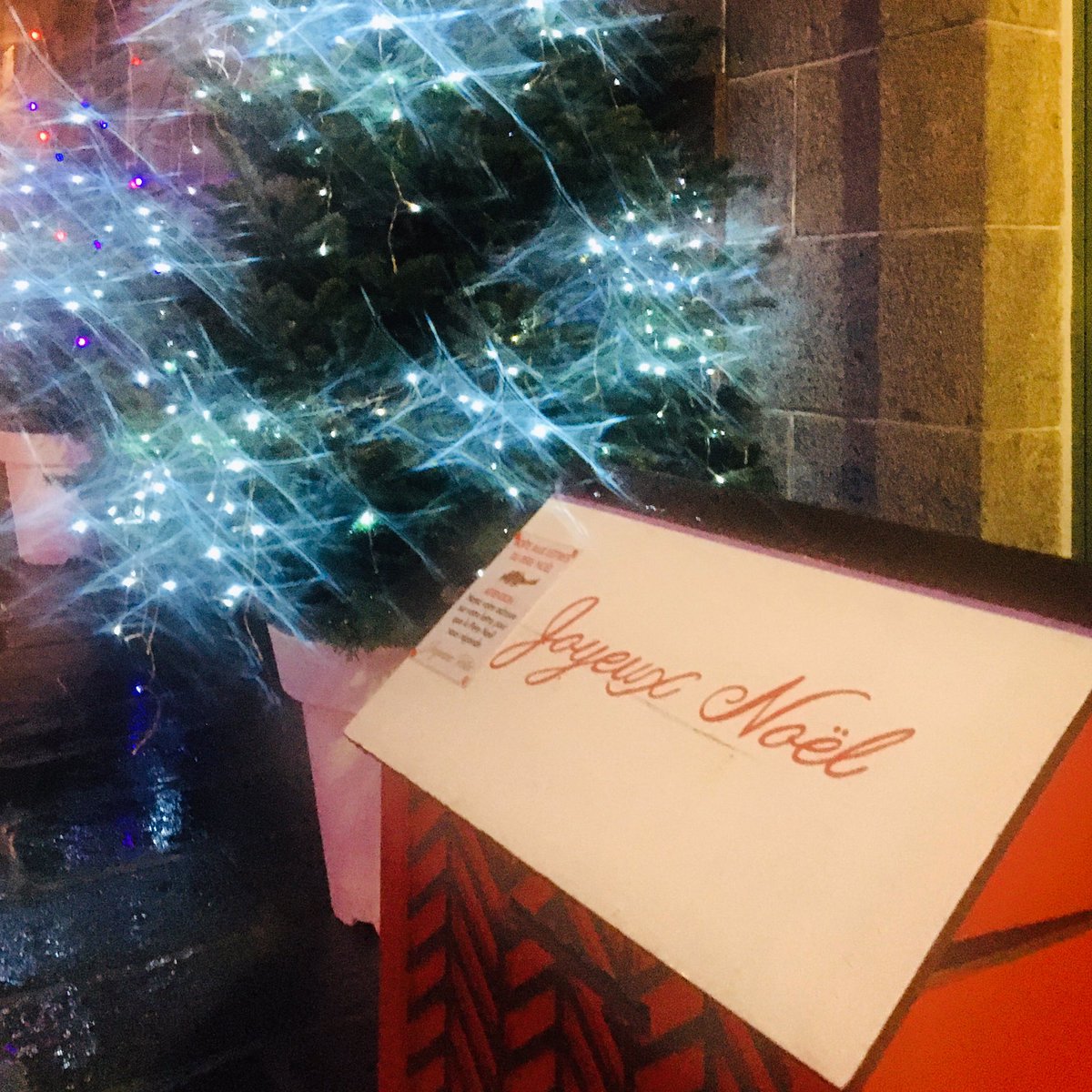 Chers enfants👭, la boîte aux lettres📮 située devant la mairie est destinée à y déposer vos lettres ✉️ pour le Père Noël 🎅🏻. Surtout n’oubliez pas de mettre vos nom et adresse afin qu’il vous réponde 😉🎄🤶