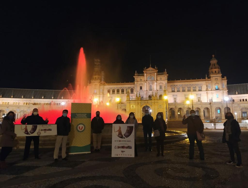 PVSsevilla's tweet photo. Y acabamos el #DiaDelVoluntariado en un lugar privilegiado...la Plaza de España, iluminada de rojo por los voluntarios y voluntarias. Gracias al @Ayto_Sevilla por su aportación a la celebración de nuestro día grande del año. #DiadelVoluntariado #SiTuNoEstasAqui #DIV2020 https://t.co/0jjcvx9ICg