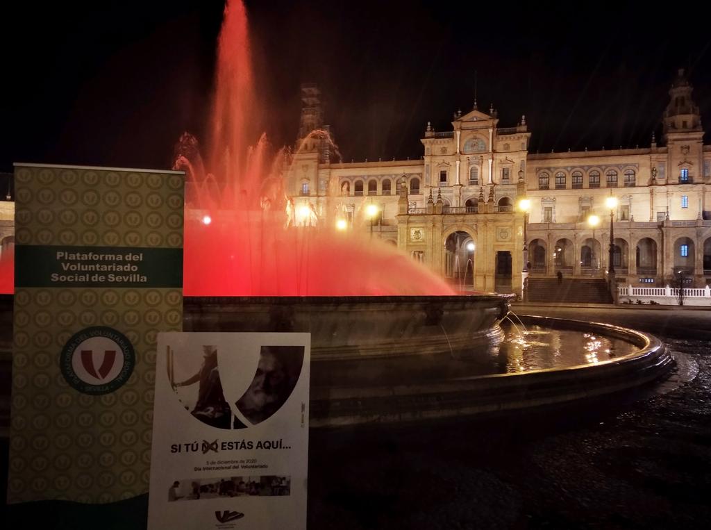 PVSsevilla's tweet photo. Y acabamos el #DiaDelVoluntariado en un lugar privilegiado...la Plaza de España, iluminada de rojo por los voluntarios y voluntarias. Gracias al @Ayto_Sevilla por su aportación a la celebración de nuestro día grande del año. #DiadelVoluntariado #SiTuNoEstasAqui #DIV2020 https://t.co/0jjcvx9ICg