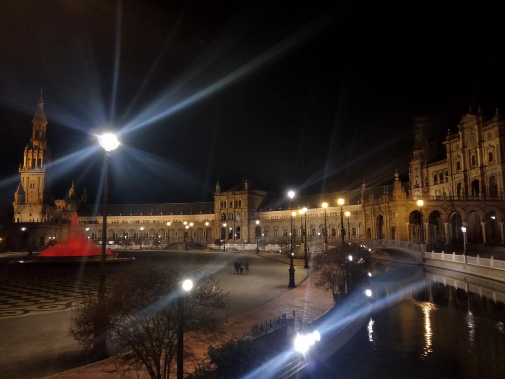PVSsevilla's tweet photo. Y acabamos el #DiaDelVoluntariado en un lugar privilegiado...la Plaza de España, iluminada de rojo por los voluntarios y voluntarias. Gracias al @Ayto_Sevilla por su aportación a la celebración de nuestro día grande del año. #DiadelVoluntariado #SiTuNoEstasAqui #DIV2020 https://t.co/0jjcvx9ICg
