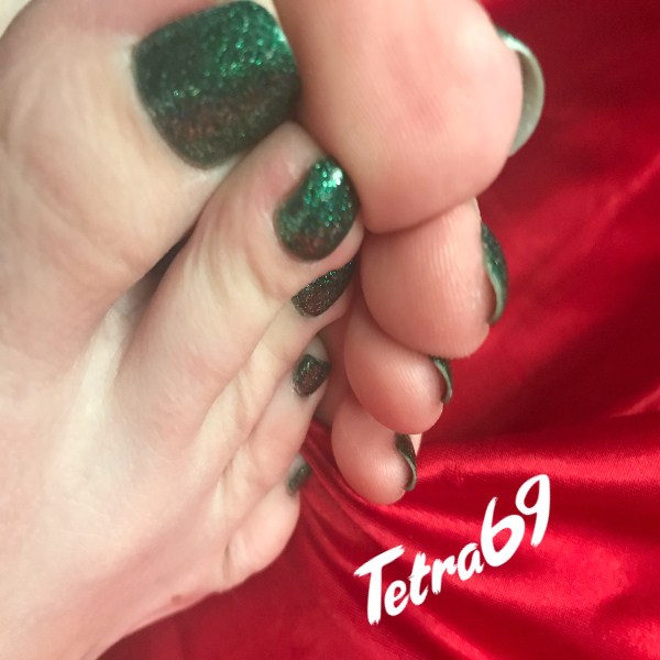 doesn't this green look amazing on my little elf feet?  CUSTOM FEET PICS AVAILABLE! $5=5 pics  Litterally<a href="/tag/merrychristmas2020"class="tags"><span>#merrychristmas2020</span></a>