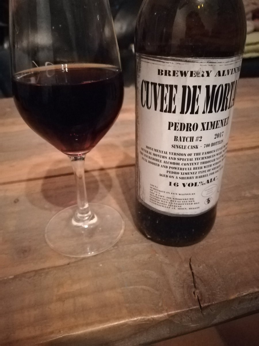 GuignardMagali's tweet photo. Plaisir du soir, et lequel ! #alvinne Cuvée de Mortagne 2017, 700 bouteilles seulement 🍷🍾
#bière https://t.co/CqEkFgCX8I