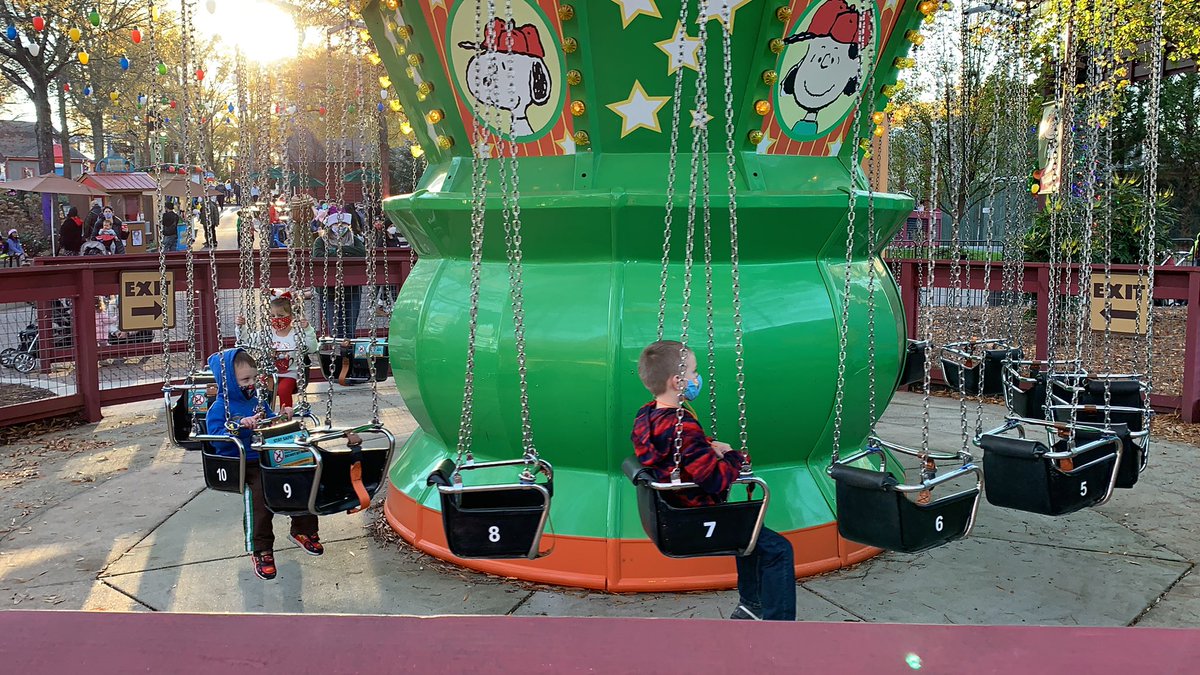 irregular_dad's tweet photo. @Carowinds dude you gotta fix this Charlie browns wind up. There are only three kids and 20 in line!?!? https://t.co/FCV705H0rM