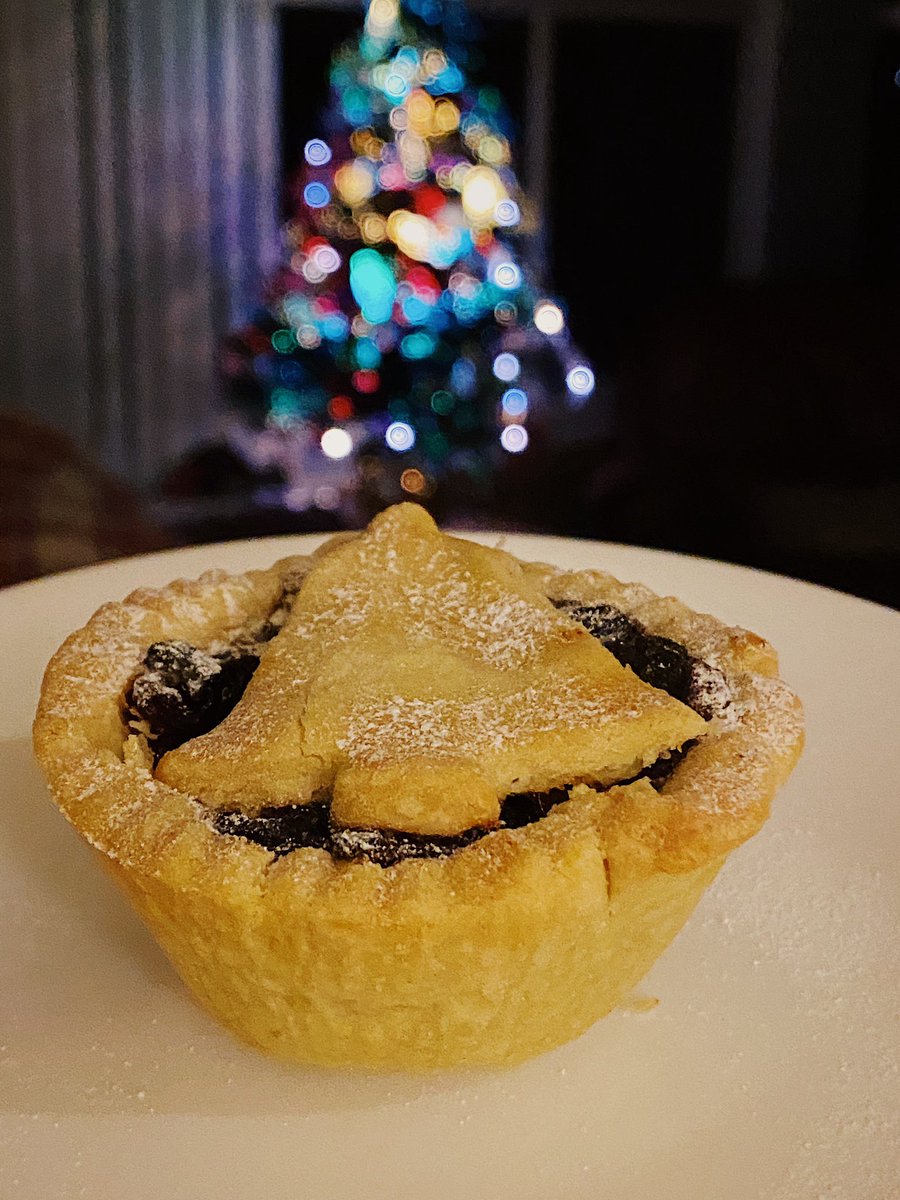 AlexisCoram's tweet photo. Vegan mince pies with a sneaky layer of reduced sugar marzipan. Best mince pies I’ve ever had. Pastry made with my new fav vegan butter from @FloraPlantBased YUM https://t.co/YIfnXr47sZ