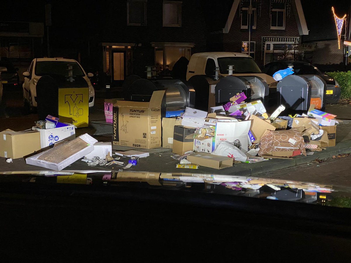 Biercomponist's tweet photo. Ja, ook als je oud papier hebt in Hengelo, heb je een probleem.
Boekeloseweg tegenover AH.
https://t.co/w9YH2FNyNE https://t.co/vsEZoLrkre