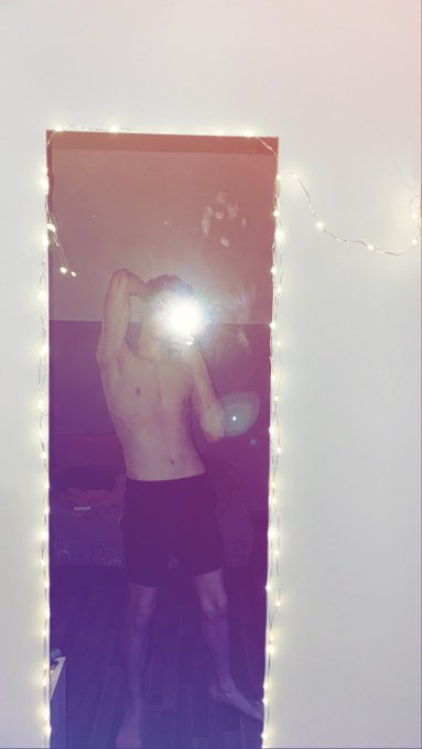 2 pic. ??? https://t.co/lhnGn7wIbo