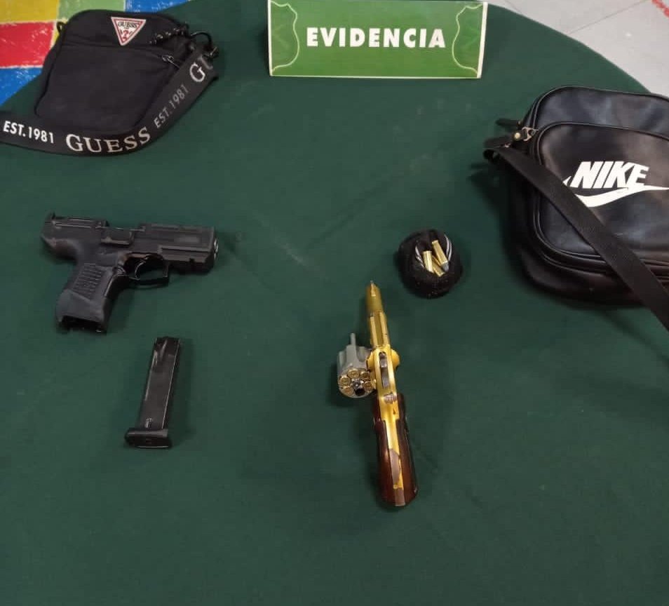 CarabValparaiso's tweet photo. #Valparaiso: los patrullajes preventivos de Carabineros de la 8ª Comisaria #Flirida y personal de la Subcomisaría #LasCañas permitieron la detencion de dos sujetos que mantenían armamento y que intentaron huir. https://t.co/SOpxpPDnKq