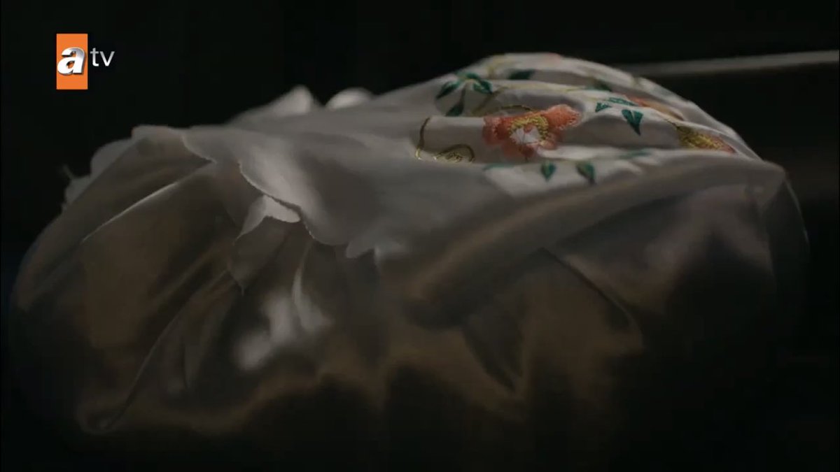 miran says he’s gonna express his condolences to gönül and comes back with a layette skjskdkd reyyan ain’t dumb  #Hercai  #ReyMir