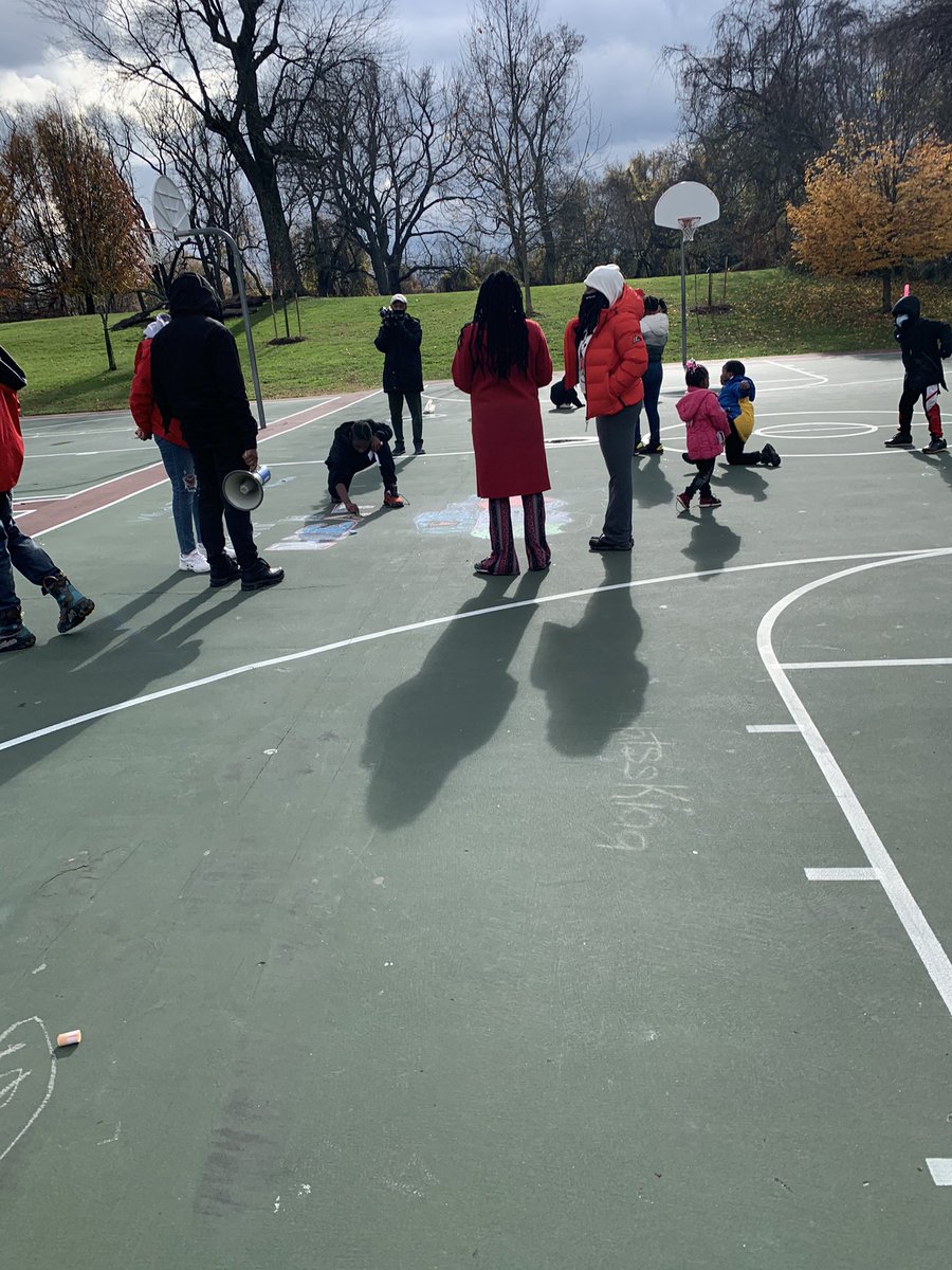 MoniDiop's tweet photo. Thank you @cure_dc for joining us today to #walkyourhood and helping to #positiveChalk up #FtGreble Park! #SWDC #ANC8D04 https://t.co/gYdReAXe0v
