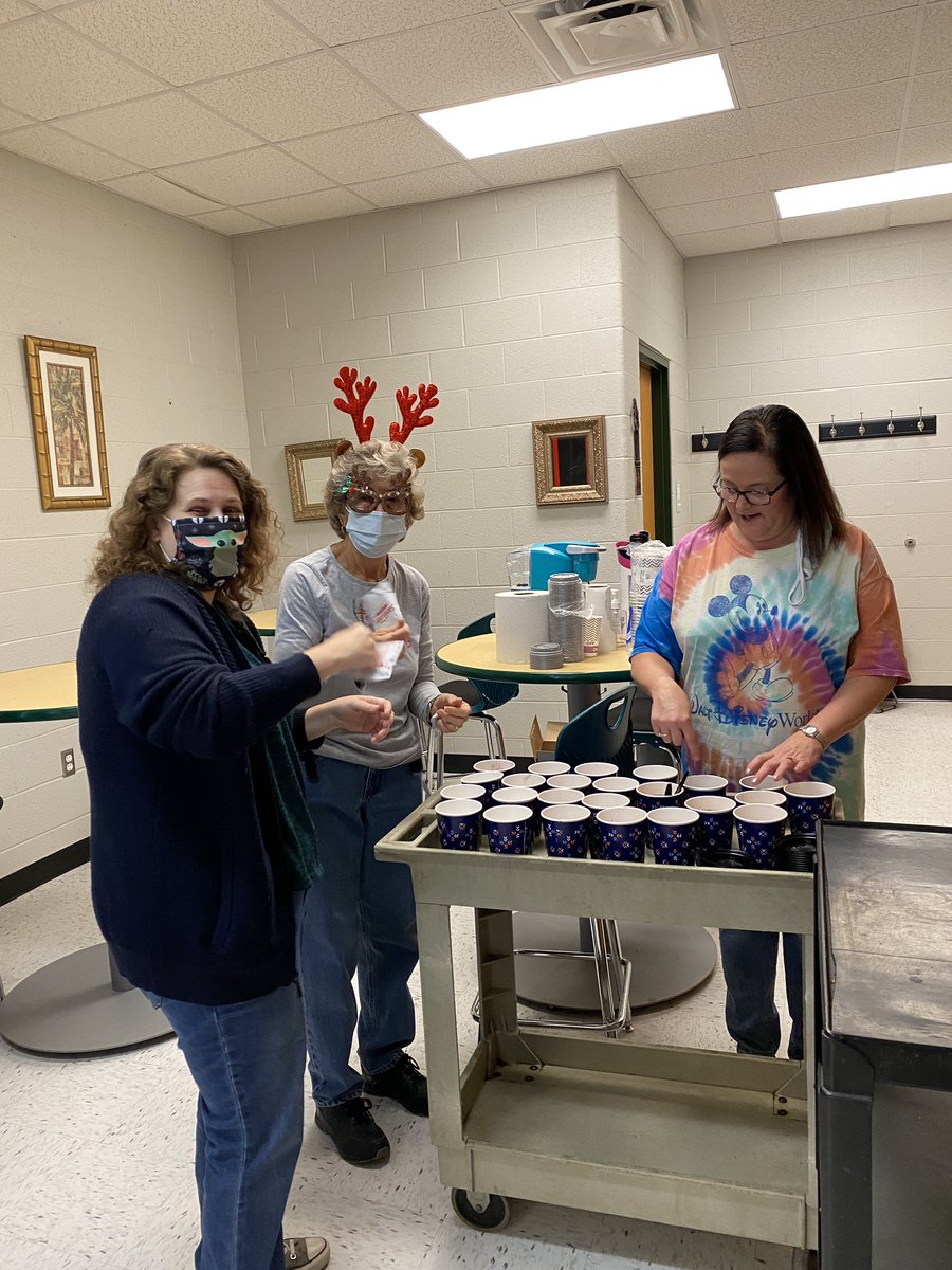 GuildElementary's tweet photo. Starbooks 2020 couldnβt happen without these amazing helpers!#GESStrong https://t.co/vjq2RLBFVo