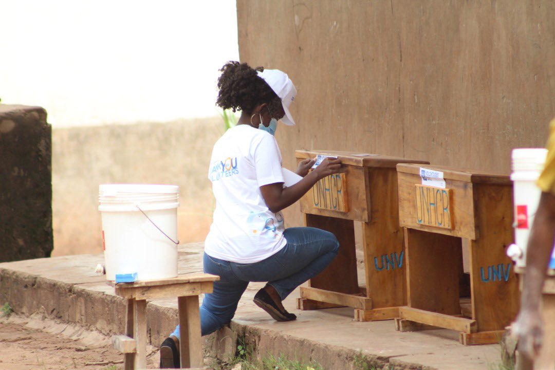 UNVsintheDRC's tweet photo. A #Kalemie les @UNVsintheDRC ont célébré #IVD2020Events à travers le nivèlement dès la peinture de l’école primaire Mangapi. Par la même occasion, ils ont procédé à la plantation d’arbres dans l’enceinte de l’établissement #TogetherWeCan💙 @UNV_ROWCA @aly_ira https://t.co/EOMgzuGIoY