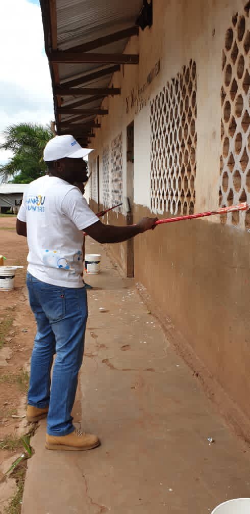 UNVsintheDRC's tweet photo. A #Kalemie les @UNVsintheDRC ont célébré #IVD2020Events à travers le nivèlement dès la peinture de l’école primaire Mangapi. Par la même occasion, ils ont procédé à la plantation d’arbres dans l’enceinte de l’établissement #TogetherWeCan💙 @UNV_ROWCA @aly_ira https://t.co/EOMgzuGIoY