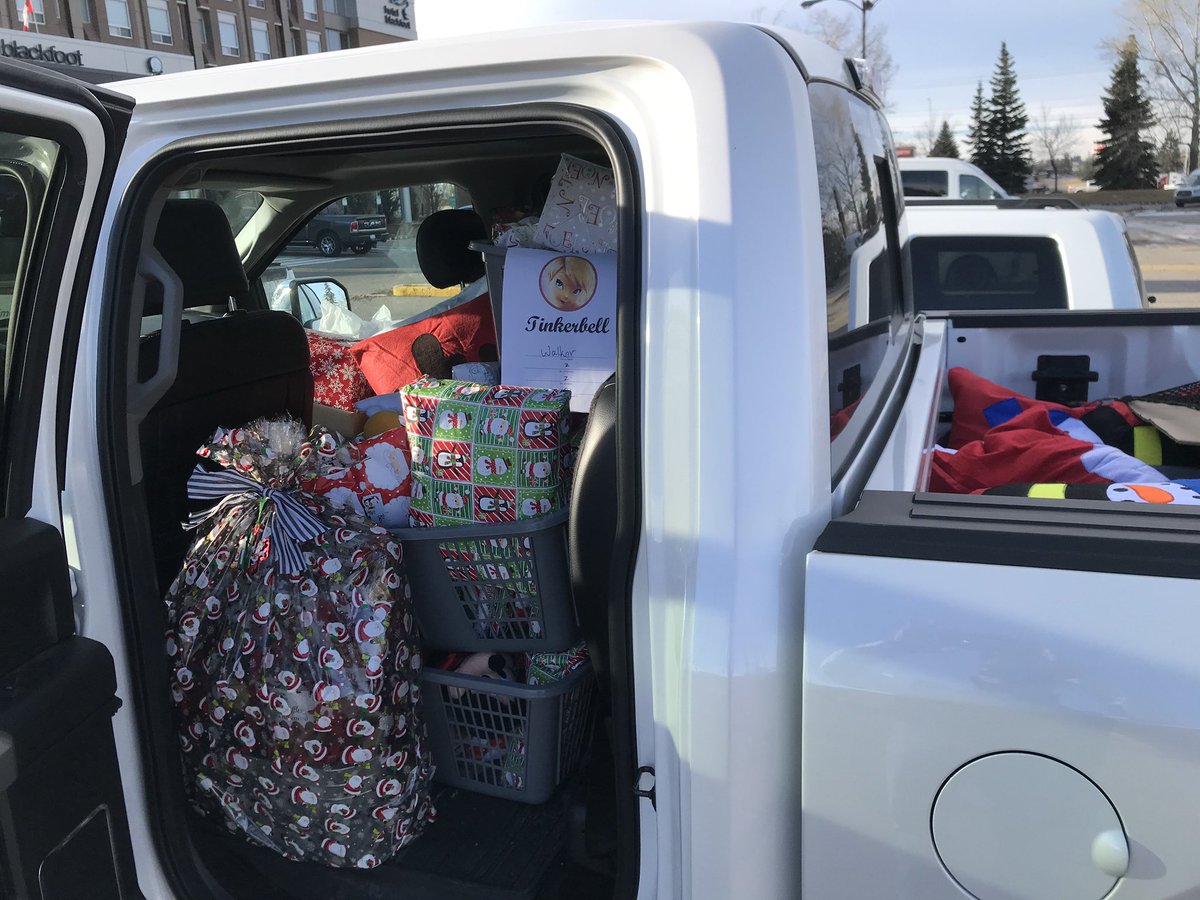 DreamsYYC's tweet photo. Darryl with #TeamTinkerbell is Santa today! โค๏ธ #dreamsohanachristmas is HAPPENING!! We are so proud of everyone! https://t.co/5rsMj57uM0