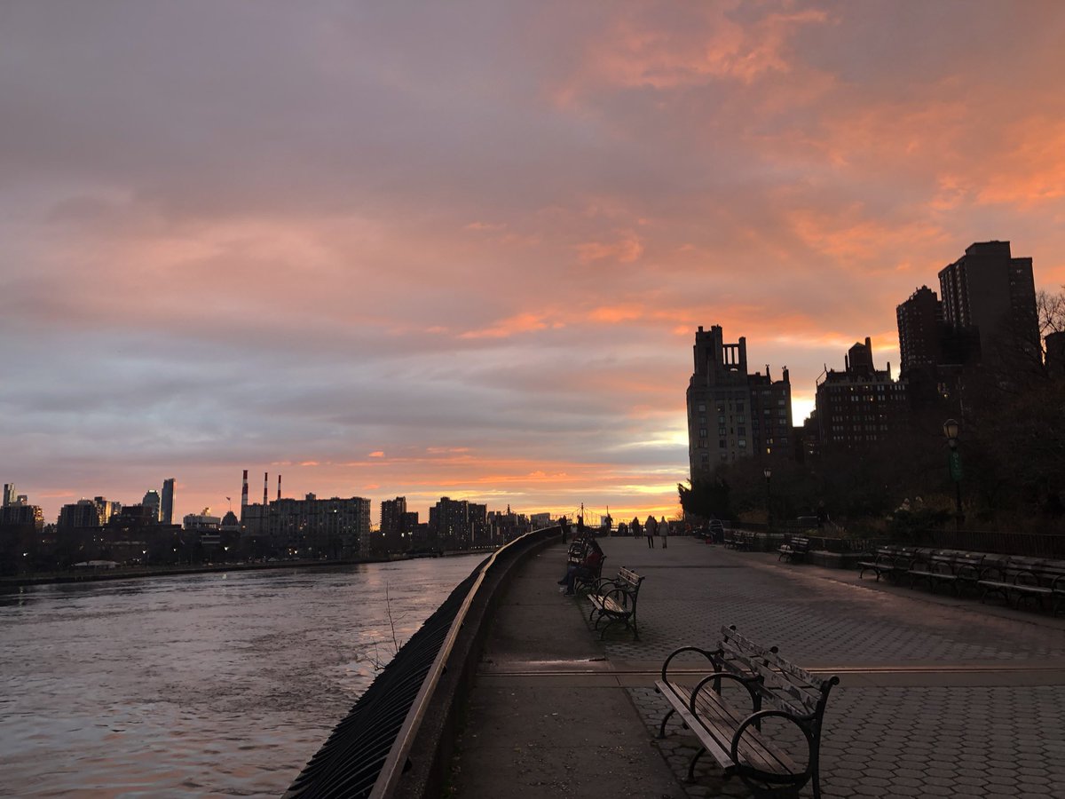 It turned out to be a beautiful day in NYC today!! 🤗👍
I took a walk on the boardwalk &amp; had to capture this. ❤️ #UES
#carlschurzpark
#eastriver

Enjoy moments like these. 💕