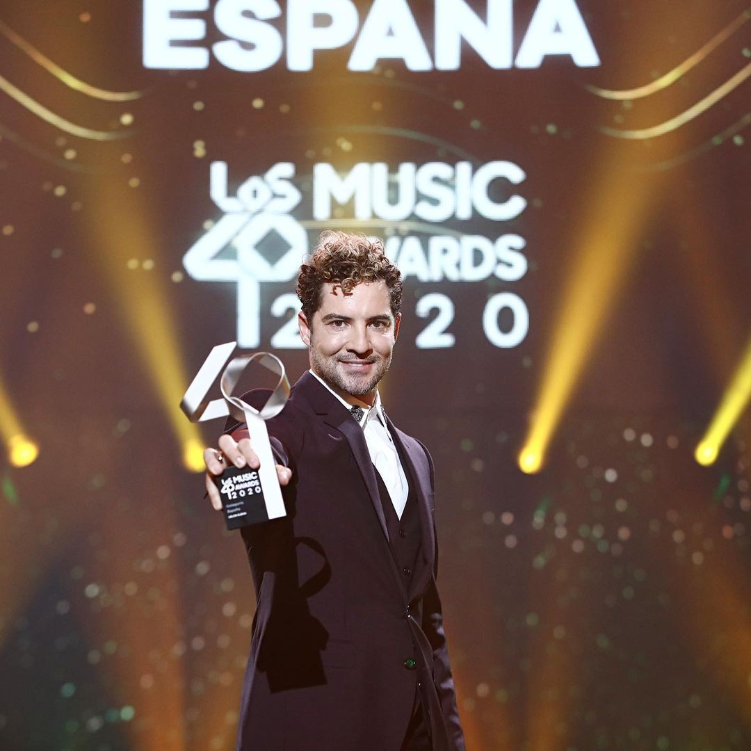 davidbisbal's tweet photo. Amigos de @Los40 me gustaría compartir este premio con @aitanax. 
 Ha sido en esta canción una maravillosa compañera y esta recompensa me hace muy feliz. Este premio es de los 2. Felicidades¡¡ #Los40MusicAwards2020 https://t.co/UrU0l3KoPo