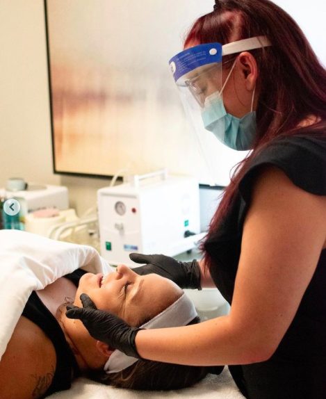DelMarHighlands's tweet photo. BOOK a relaxing facial, pick up some of your favorite products, or buy a gift card for someone special this holiday season from @BRAZILIAWAXING this weekend! https://t.co/YsC4XzSeIe