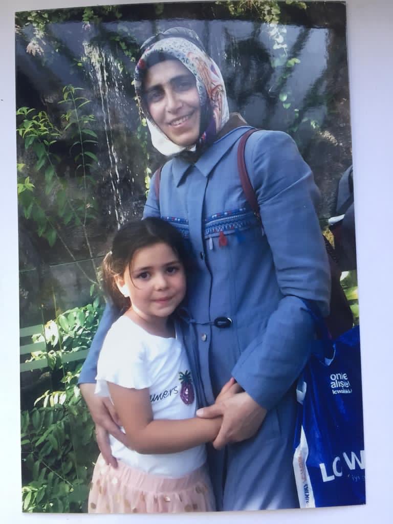 "Gülhan Erdoğan. Denizli 3.ACM. de yargılanıyor. 7 yaşında Selma adında bir kız çocuğu var.Selma’nın hem annesi hem de babası Konya E tipi cezaevinde tutuklular.
Çocuk, psikolojik destek alıyor .Düşmeyen ateşi var ve Akdeniz Ateşi hastalığı .67 yaşında hasta anneanne bakamıyor."