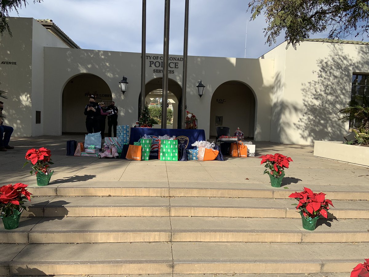 DEASANDIEGODiv's tweet photo. This morning our Boss, Special Agent in Charge John Callery, volunteered to hand out gifts with @sdswac. Thanks for hosting @CoronadoPolice! https://t.co/lf1QdQV4RC