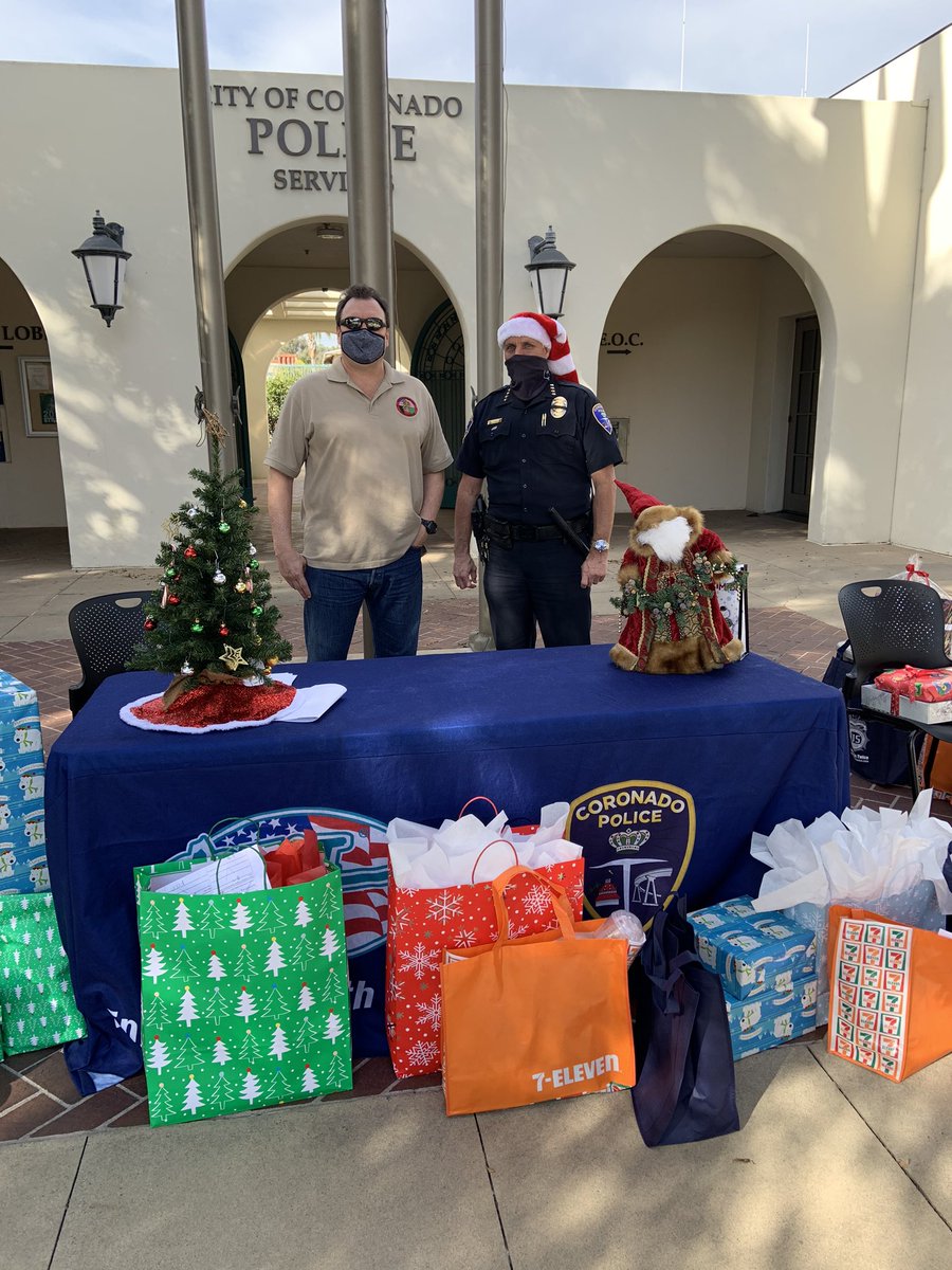DEASANDIEGODiv's tweet photo. This morning our Boss, Special Agent in Charge John Callery, volunteered to hand out gifts with @sdswac. Thanks for hosting @CoronadoPolice! https://t.co/lf1QdQV4RC