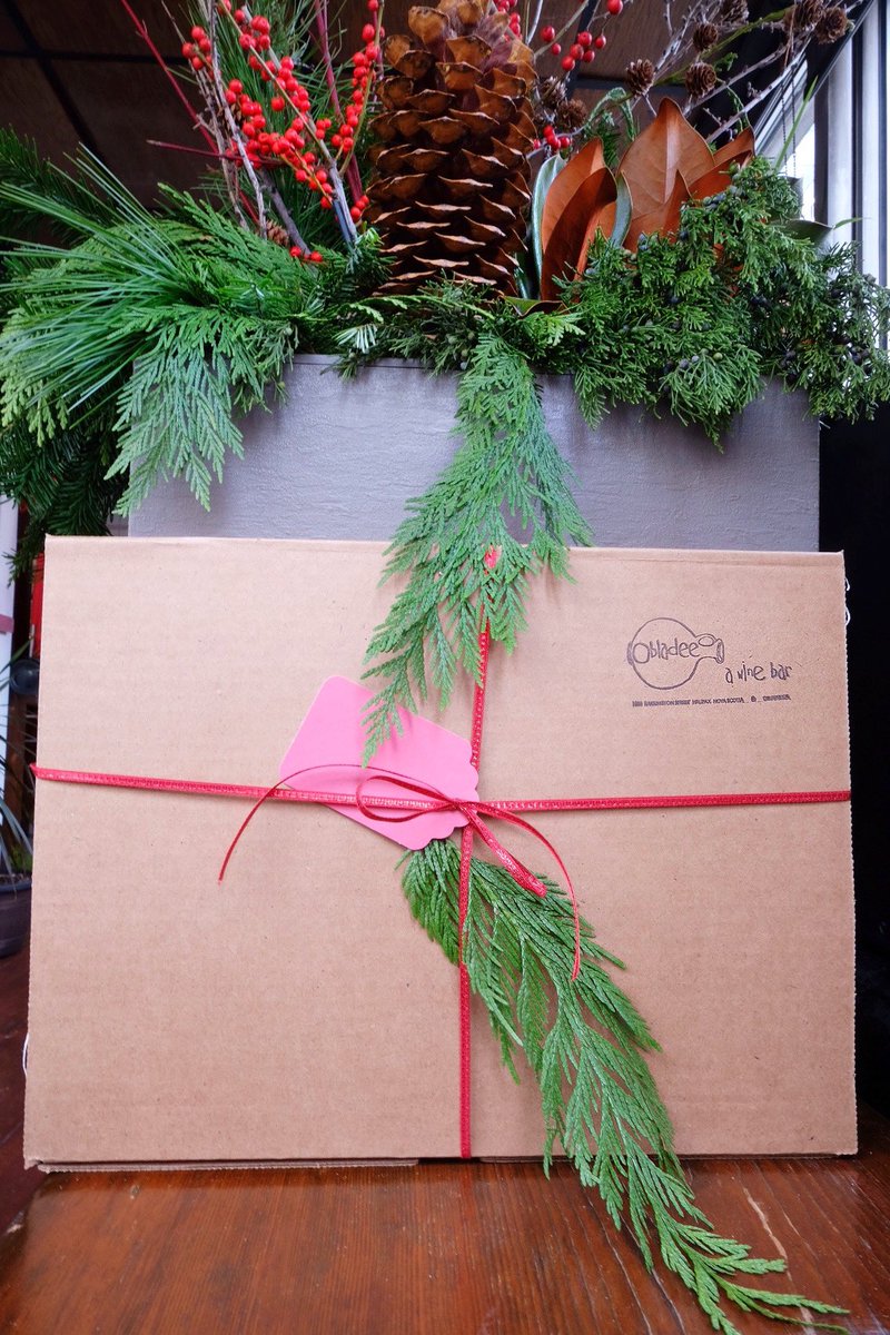 ObladeeWineBar's tweet photo. Holiday Gift Boxes &amp;  Delivery are here! 🎁🚗 Our Gift Boxes include: 1 bottle of wine, 3 x 150g Cheese, house-made Chutney, our own Crisps &amp; detailed Notes on all products - all tied up with a ribbon &amp; gift note! 🎅🏼 Deliveries run Tues-Sat, Dec 9-Dec 23! https://t.co/PtzkPVXFd3 https://t.co/gOt6qRtV58