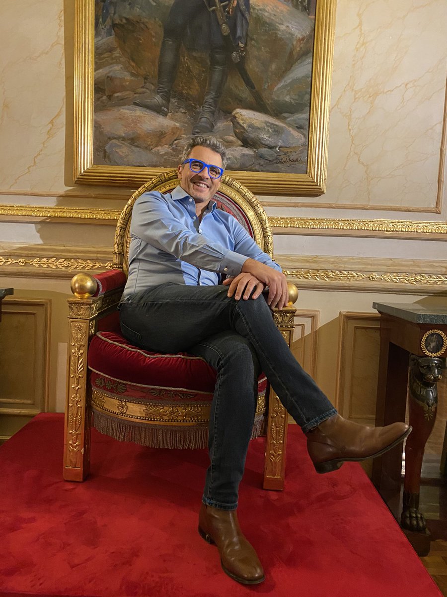 Chez mon ami PJ et plus exactement sur un des trônes de Napoléon 1er #affaireconclue #pierrejeanchalençon