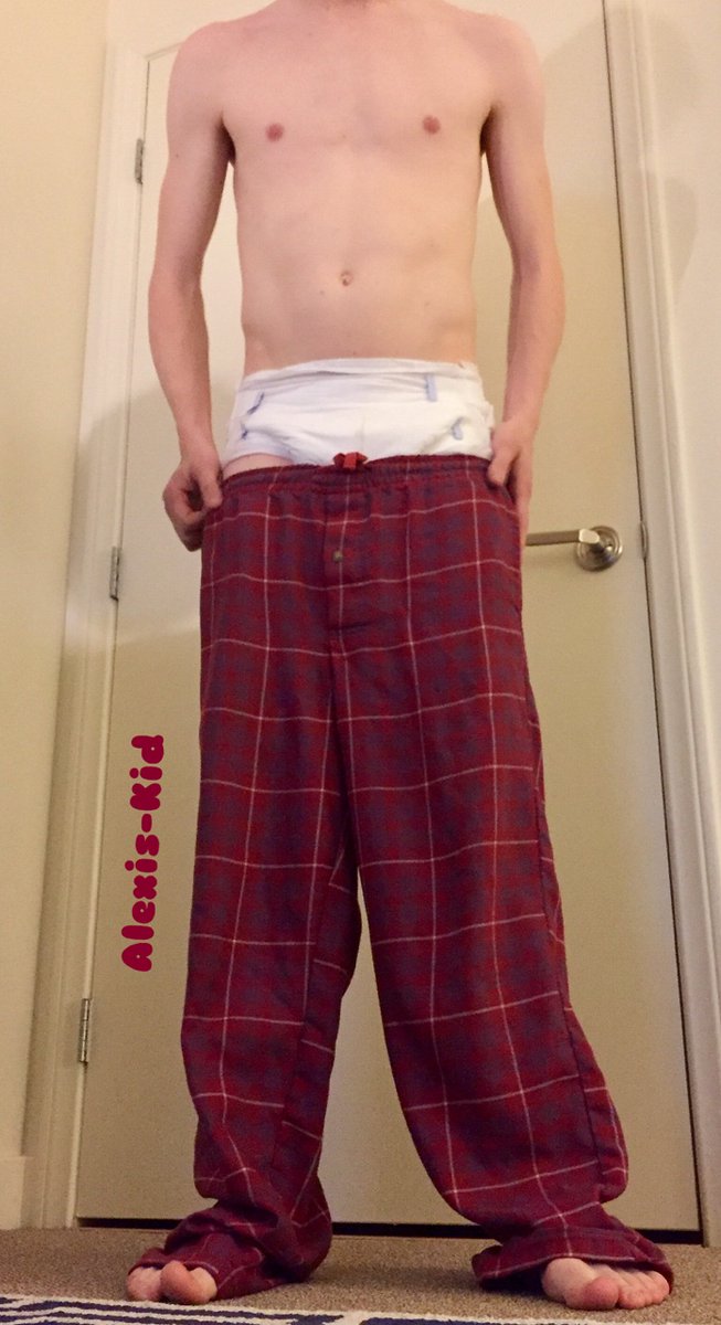 AlexisKidSoCal's tweet photo. Off to watch a movie before bed and threw on my diaper a little bit early. Can't have any of those leaks on the couch...still had to change because I drank too much tea :) https://t.co/JGp5LAPSa3