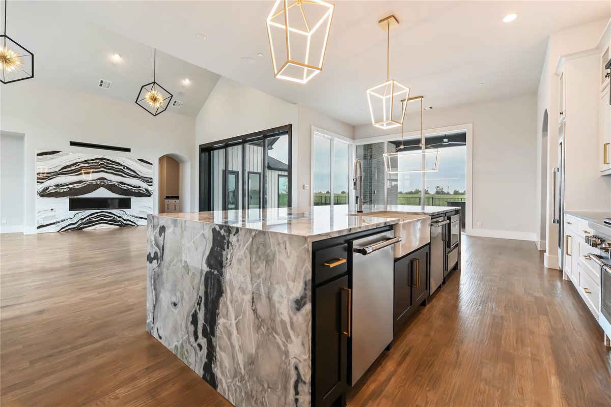 Iamlestacks's tweet photo. Take a Texas get away.
4 beds, 4 beds, 6,000 sq.ft and 6 car garage.  
For a live tour of more luxury homes follow me on Instagram @Iamlestacks https://t.co/amNJwiYVz8
