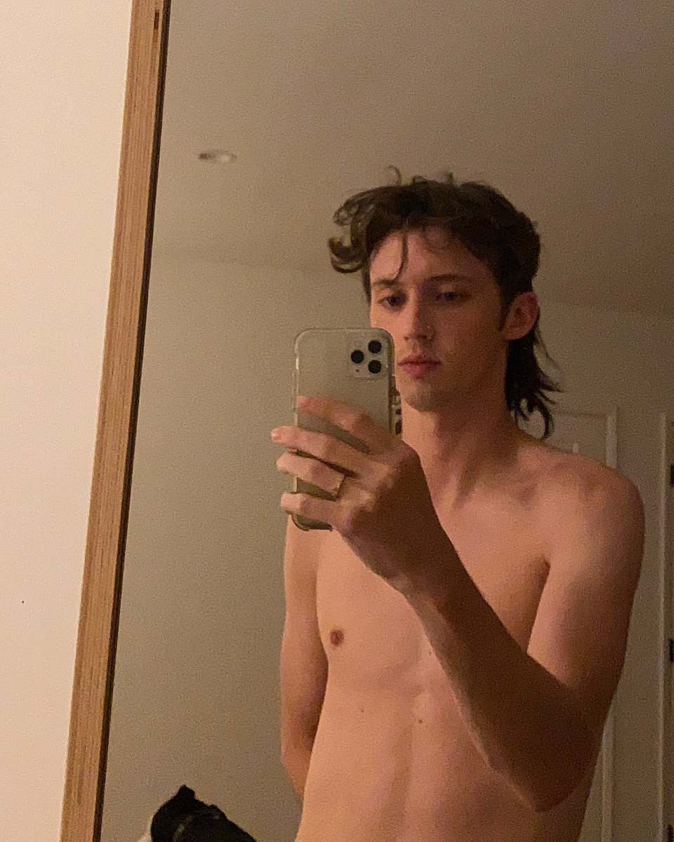 troyesivan's tweet photo. Ur rat baby 🐀 👶🏻 @KaceyMusgraves @MarkRonson https://t.co/VqJTcmJjrR