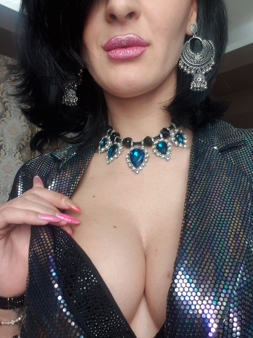 Party mood tonight! https://t.co/rburu5tgiQ<a href="/tag/redlips"class="tags"><span>#redlips</span></a><a href="/tag/power"class="tags"><span>#power</span></a><a href="/tag/worshipboots"class="tags"><span>#worshipboots</span></a>