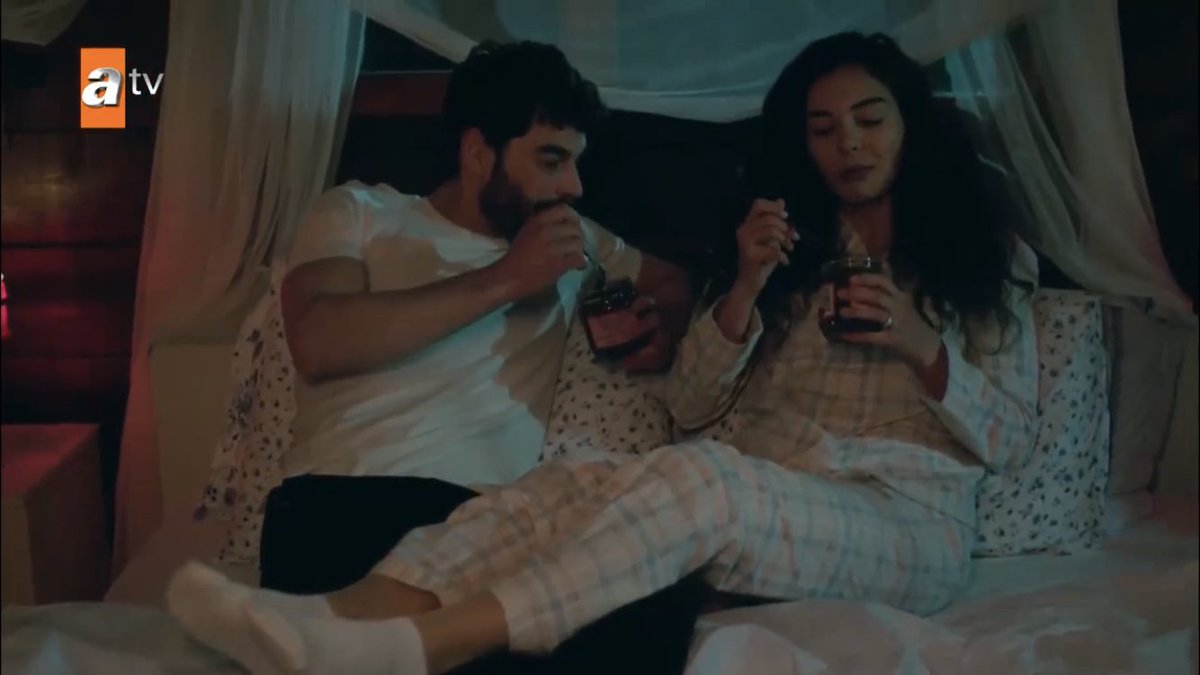 her legs on his legs andjksjsj she looks so small please they look so comfy and relaxed eating chocolate together in bed RELATIONSHIP GOALS  #Hercai  #ReyMir