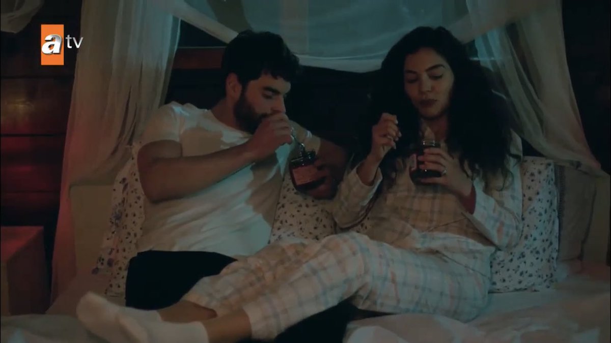 her legs on his legs andjksjsj she looks so small please they look so comfy and relaxed eating chocolate together in bed RELATIONSHIP GOALS  #Hercai  #ReyMir