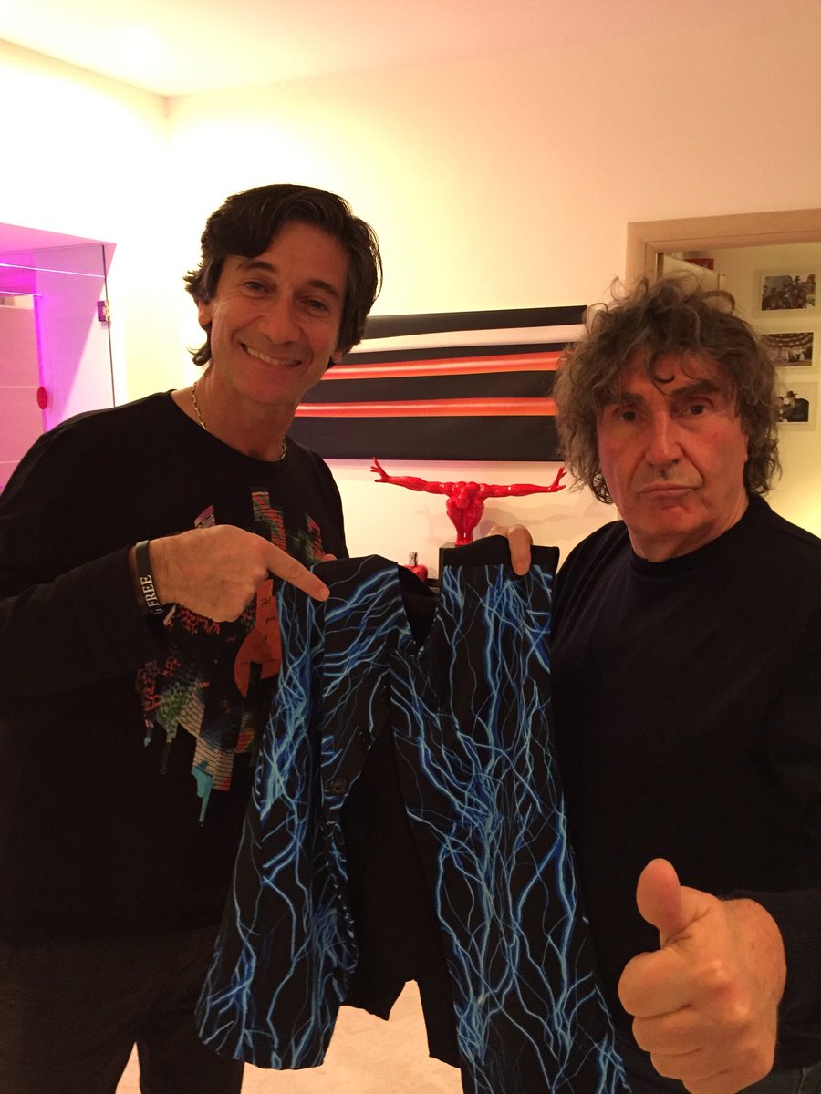 Stefano_Pantano's tweet photo. Quanto abbiamo scherzato sul gilet dell’ultima tournée che poi mi hai regalato e che oggi stringo tra le mani mentre non riesco a trattenere le lacrime... mi manchi fratello mio ❤️ ciao Stefano #sdo #stefanodorazio #pooh https://t.co/6cMnmu2wOc