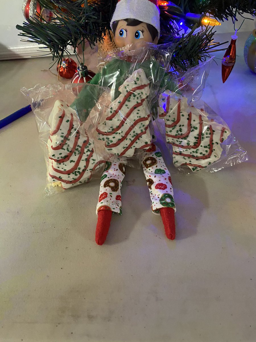 Day 5 of Holiday Fun at 2581. Christmas tree cakes for everyone.  @ChanteDiggs <a href="/b_mungul/">Brian Mungul</a> <a href="/EricWal29158377/">Eric Walker</a> <a href="/2581Home/">Home Depot 2581</a>