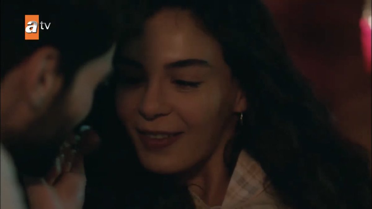 NOT REYYAN SMEARING CHOCOLATE ON MIRAN’S MOUTH AND THEN KISSING IT KAJSKSJJS THOSE PREGNANCY HORMONES HAVE KICKED IN HUH SIS GOT BOLD  #Hercai  #ReyMir