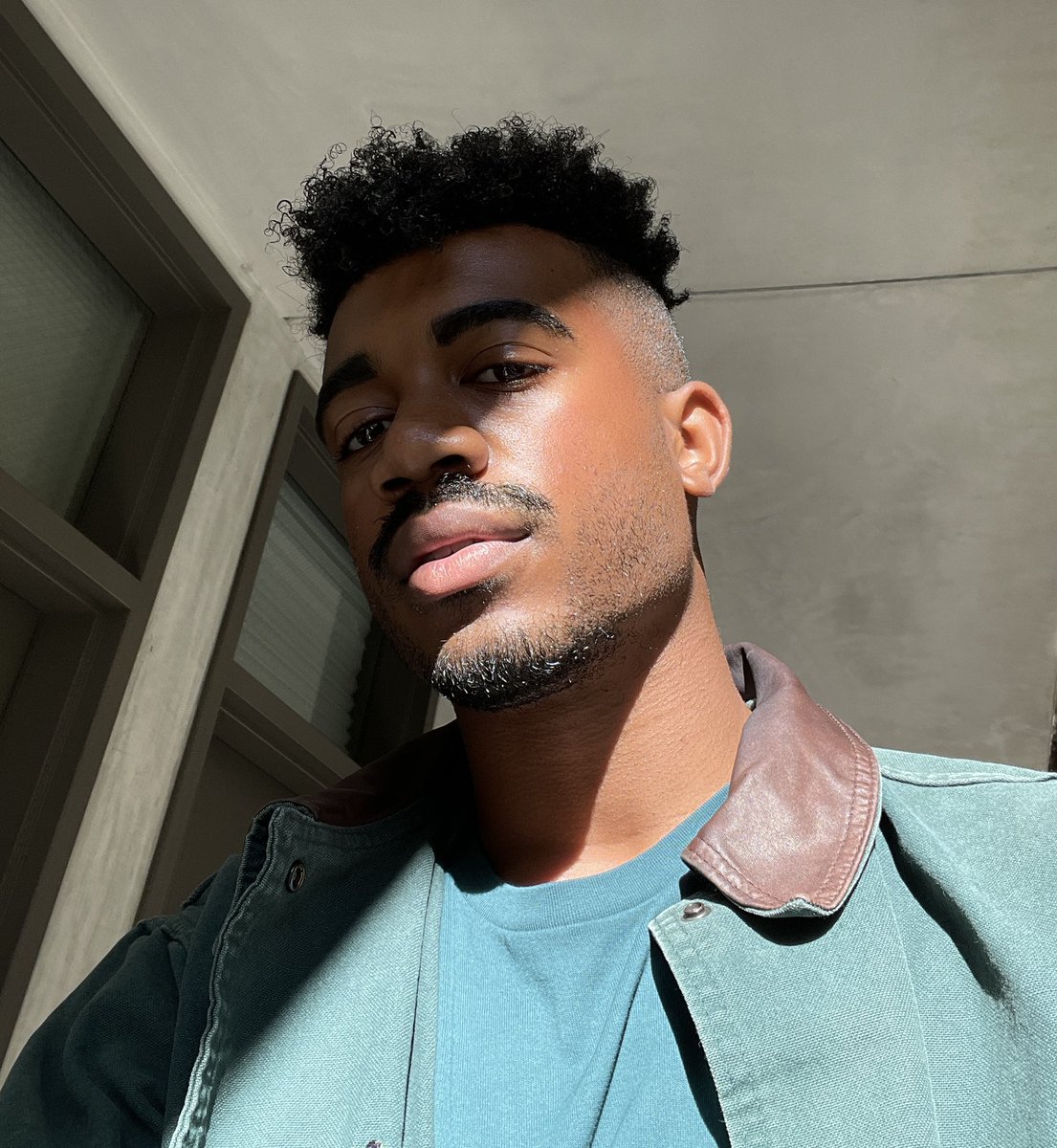 bronzeavery's tweet photo. 🖐🏾 https://t.co/FSAIxLOH6B