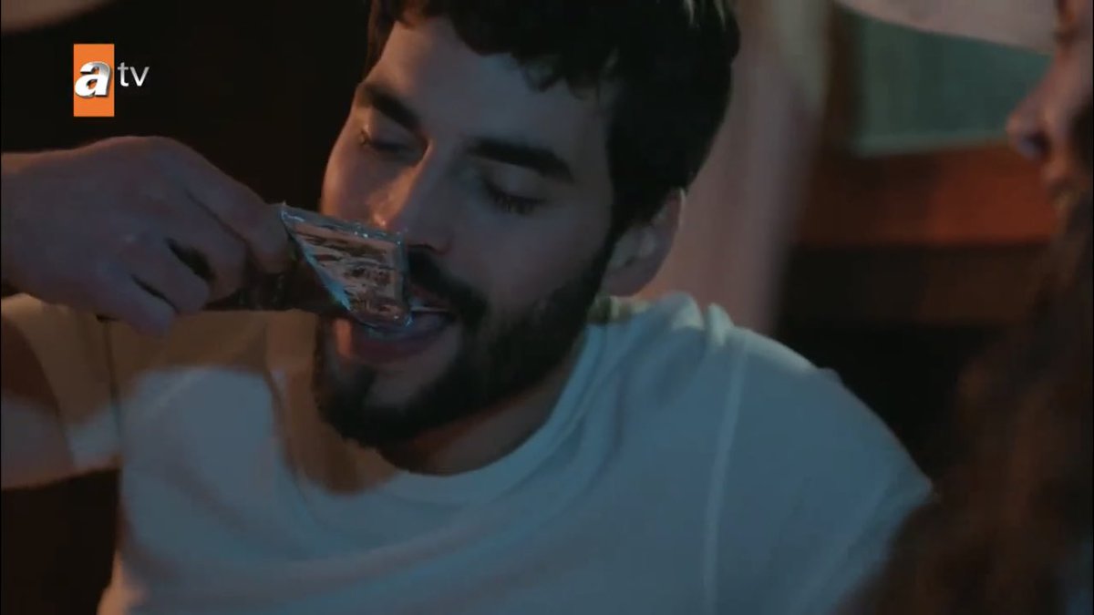 miran’s #1 talent: opening/peeling things with his mouth akjskskdk i’m not gonna say a word  #Hercai  #ReyMir